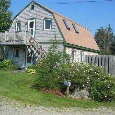 Aldernest Loft - Acadia Park/Mount Desert Island -walk across lawn down to shore