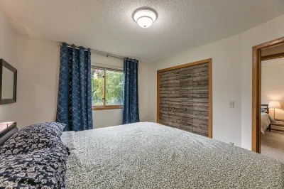 3 Bed House in quiet area/near Downtown Minneapolis/MOA/MSP airport/private host HomeGoods附近的飯店