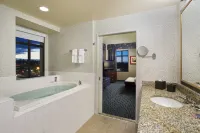 Juniper Hotel Cupertino, Curio Collection by Hilton - baignoire