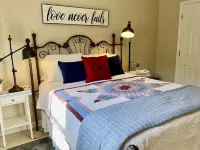 Lunas Flat  145 :Spotless, Sweet, Cozy & Comfy. Just renovated.
