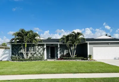 Tropical Resort Style Backyard, Private and only a 7 minute drive to the Beach! Hotels near Mackle Park
