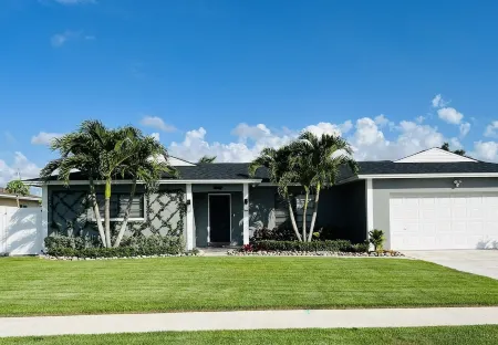 Tropical Resort Style Backyard, Private and only a 7 minute drive to the Beach! Отели рядом с достопримечательностью «Hideaway Beach»