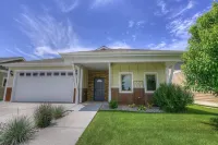 Lovely Home w/Pristine Interior-Back Porch w/ Mountain Views- Quiet neighborhood