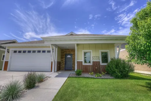 Lovely Home w/Pristine Interior-Back Porch w/ Mountain Views- Quiet neighborhood
