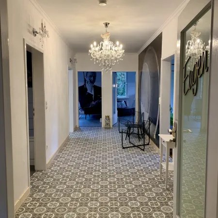 5 minutes from the OUTLET Large XL vacation business city family apartment for 6 guests