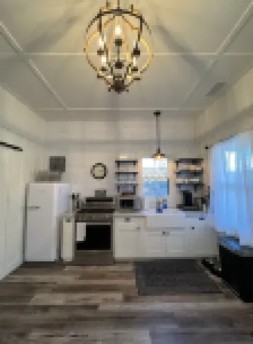 Downtown Cozy Cottage, two blocks from downtown and new!