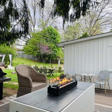 Vintage Vibes - Hot Tub - King Bed - Cottage Abode