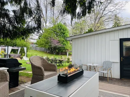 Vintage Vibes - Hot Tub - King Bed - Cottage Abode