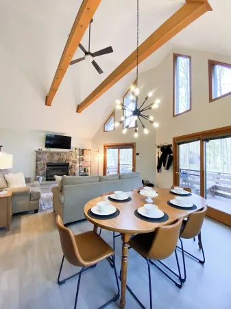 Cozy Modern Chalet, Family Friendly, Fire Pit! 5 minutes from beaches and pools
