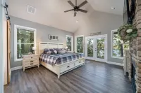 New Hot Springs Lakehouse with Double Stall Dock!