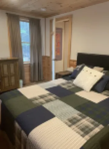 Waterfront paradise, hot tub.  Saratoga/Lake George. Super clean & sanitized.