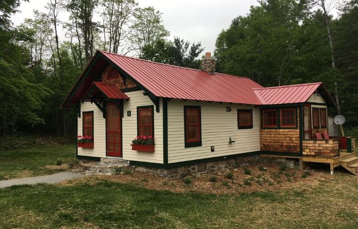 Beautiful cottage on quiet country road walking distance to charming North Creek
