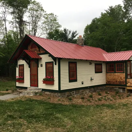 Beautiful cottage on quiet country road walking distance to charming North Creek
