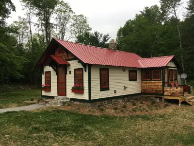 Beautiful cottage on quiet country road walking distance to charming North Creek 네츄럴 스톤 브리지 & 케이브즈 주변 호텔