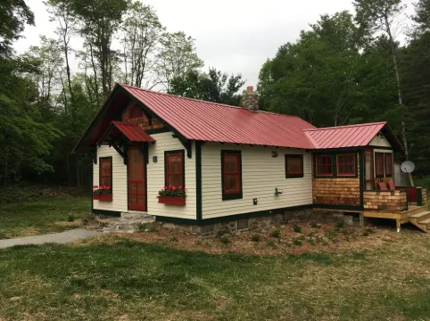 Beautiful cottage on quiet country road walking distance to charming North Creek