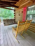 “Almost Heaven” a beautiful log cabin located in a lake and golfing resort!