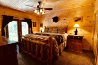 Ozark Legends Lodge- Lg Game Rm, Private Hot tub; 1 Mile to Thunder Ridge