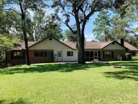 Spacious & Lovely 4-BR Home Minutes to WEC, HITS Hotel dekat Adena Club