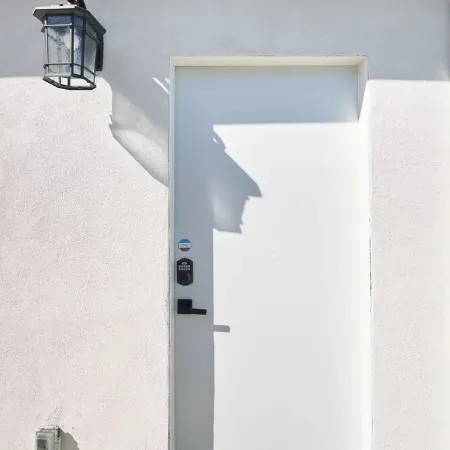 Private Guest House with Full Kitchen, 30 minutes to L.A Beach