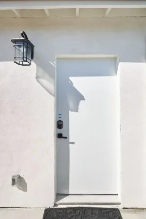 Private Guest House with Full Kitchen, 30 minutes to L.A Beach Отели рядом с достопримечательностью «Лейк Шервуд»