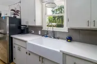 Charming 2-bedroom cottage in nice West Monroe with WiFi, AC