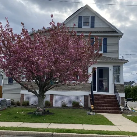 Beautiful sun filled 2 BR 3 blocks from beach- 2 beach passes- kids are free