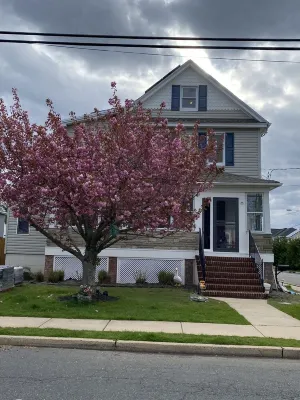 Beautiful sun filled 2 BR 3 blocks from beach- 2 beach passes- kids are free