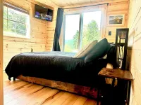 Cozy Tiny Cabin with Hot Tub, 3 Minutes to Seneca Rocks Park Entrance 彭德爾頓縣酒店
