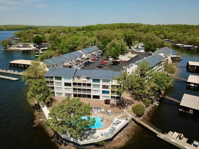 Astonishing view/Relaxing/Lakefront condo. Outdoor pool & Boat slip included.
