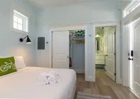 Romantic, Cute Cottage on Anna Maria Island. Close To Everything. Pet Friendly!