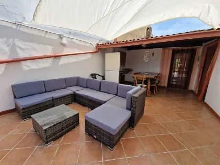 Casa Vacanze, Stile Campidanese con Tocchi Moderni, a 10 min dal Mare Отели рядом с достопримечательностью «L'Orchidea dei F.lli Albano»