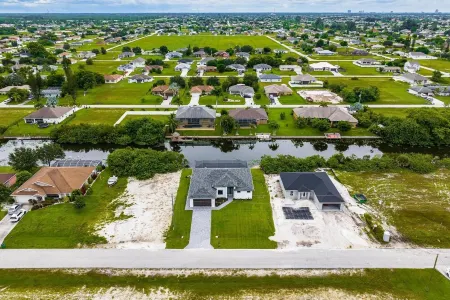 Villa Isla de Lilly - Luxury New Home with heated pool & man cave w/ billiards