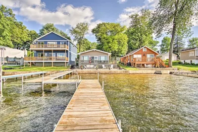 Cheerful lakefront cottage with kayaks and fire pit