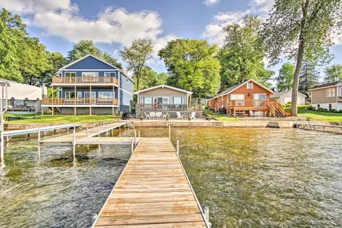 Cheerful lakefront cottage with kayaks and fire pit