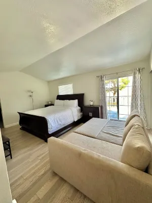 Entire home. Spacious. Basketball. Two Story. Backyard. Piano. 4 bedrooms. CSULB Antelope Valley Engineering Program 주변 호텔