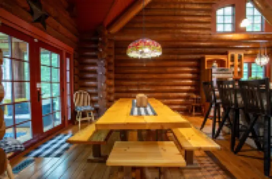 Northwoods Lake Escape • Bonfires, Boats & Fish!