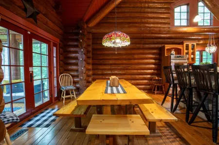 Northwoods Lake Escape • Bonfires, Boats & Fish!