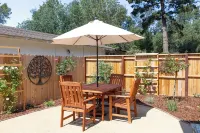 Tranquil cottage with fenced garden, fire pit, bbq, outdoor dining and hot tub.