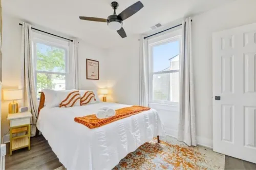 The Artist-cute 2/1 and only 8 minutes to downtown