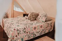 Private Glamping Site at Family-Run Farm, Blind Buck Valley Farmstead Hotels in Washington County
