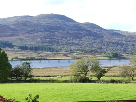 SNOWDONIA LOG CABIN RETREAT. 4/6 BERTH FAMILY/PET FRIENDLY. MOUNTAIN VIEWS Отели рядом с достопримечательностью «BLAENAU FFESTINIOG»