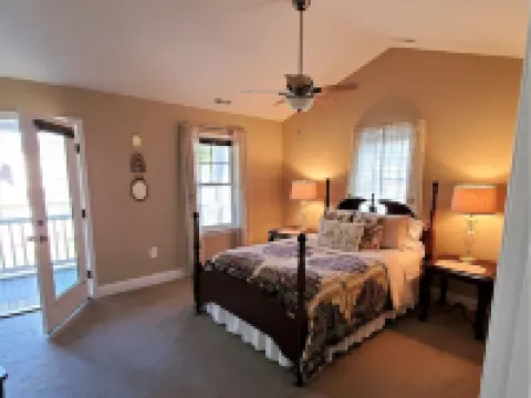 Large Luxury 4 bed/3 bath Beach House-2 Blocks to beach, 1 Block to Bay Hotels in Colonial Beach