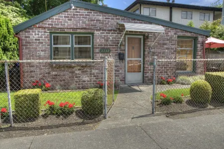 Popular Alki Beach Seattle Vacation House, Walk to Restaurants Отели рядом с достопримечательностью «Алки Пойнт Лайтхаус»