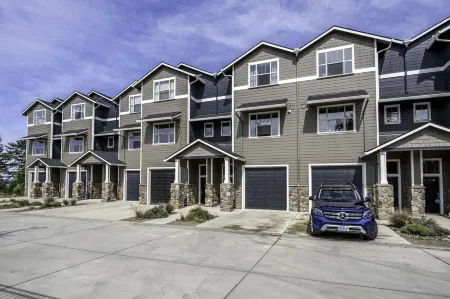 Luxurious Oregon Coast Townhouse with Mesmerizing Views!