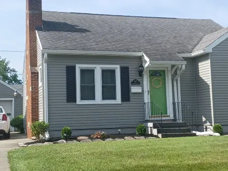 Cozy and Comfortable 1939 Cottage Close to Wittenberg, Shopping, Restaurants.