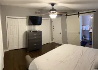 Vaulted Ceilings & Accent Windows--1 mile from CU