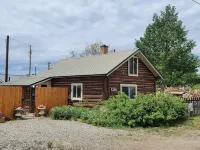Payton's Place. A cozy cabin with private outdoor space pet friendly. Hotels in Jackson County