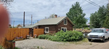 Payton's Place. A cozy cabin with private outdoor space pet friendly.