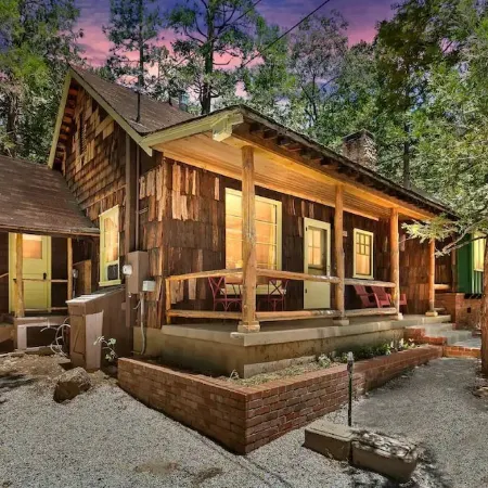 IdyllAway Vintage Cabin - Kid Friendly Sledding Cul-de-Sac!
