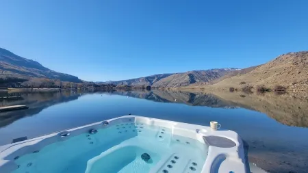 Lakefront, beach, hot tub, putt course, paddleboards, boat ramp, deck, fireplace